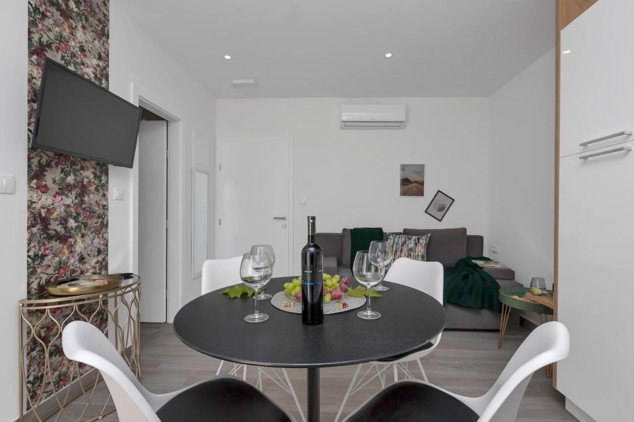 Strada Apartment *